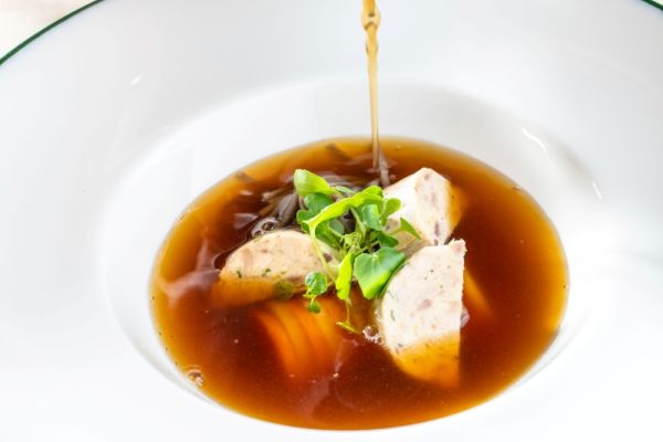 Gyöngytyúk Consommé Házi Tésztával, Friss Zöldségekkel